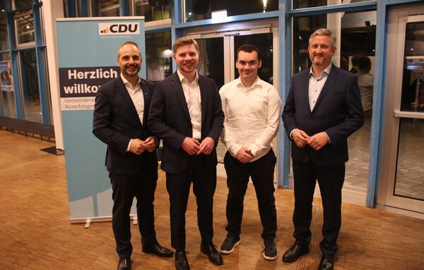 Mit Rückenwind für die Landtagswahl stärken der Remchinger CDU-Vorsitzende Baldassare La Gaetana (links), der JU-Vorsitzende Noah Andreesen (Zweiter von rechts) und der Kreisvorsitzende Martin Gegenheimer (rechts) den Direktkandidaten Nico Gunzelmann. Foto: Zachmann