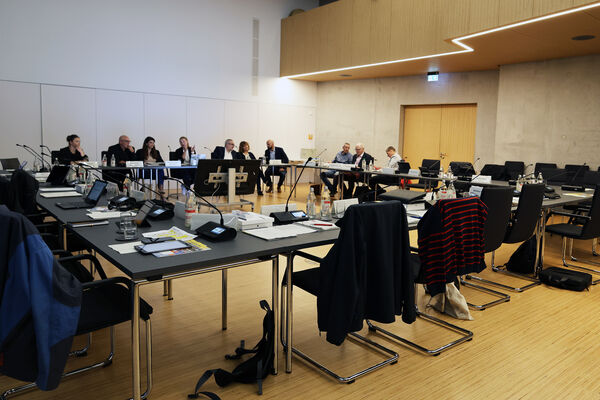 Verwaltung und Bürgerliste im Wartemodus - die Ratsmehrheit berät derweil außerhalb des Ratsaals