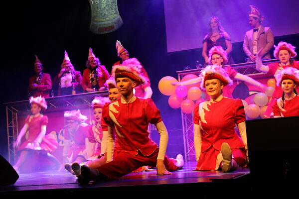 Mit feschen Märschen und gekonnter Akrobatik warteten die Garden der CGS Singen bei der Prunksitzung auf. Foto: Zachmann 