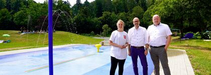 Bürgermeisterin Julia Wieland bedankt sich bei Kundendirektor Ulf Lauche (Mitte) und Regionalmarktdirektor Torsten Uhrig für die Spende, durch die unter anderem der gelbe Wasserpilz beschafft werden konnte. © Gemeinde Remchingen; Alina Di Sannio