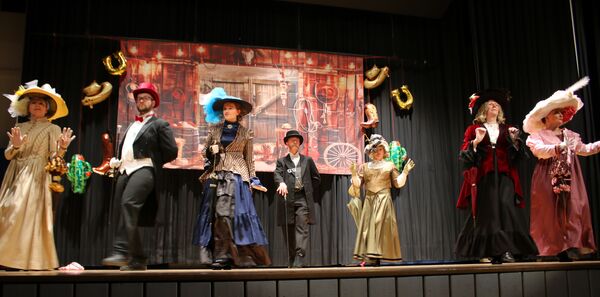 Turnverein mal anders: In ausgefallenen Kleidern präsentierte sich die Musicalgruppe des TV Nöttingen. Foto: Zachmann