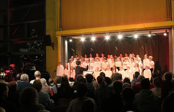 Mit hellen Kehlen auf Weihnachten eingestimmt hat der Fünftklässlerchor des Remchinger Gymnasiums. Foto: Zachmann 