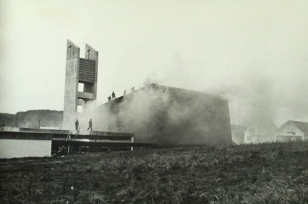 Ein verheerender Brand warf im November 1973 die Fertigstellung der Christuskirche zurück. Die Freiwillige Feuerwehr und Arbeiter löschten vom bereits fertiggestellten Kindergarten aus. Foto: Feuerwehr Remchingen 