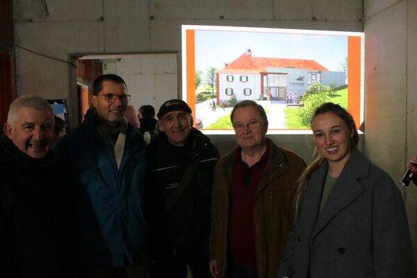 Auf den Fortschritt der Sanierung des „Alten Sperlingshofs“ blickten beim „Dachdrauf“-Fest Architekt Peter Schaller (von links), Geschäftsführer Raimund Schmidt, Restaurator Thomas Kern, Trägervereinsvorsitzender Manfred Beck und Bürgermeisterin Julia Wieland. Foto: Zachmann