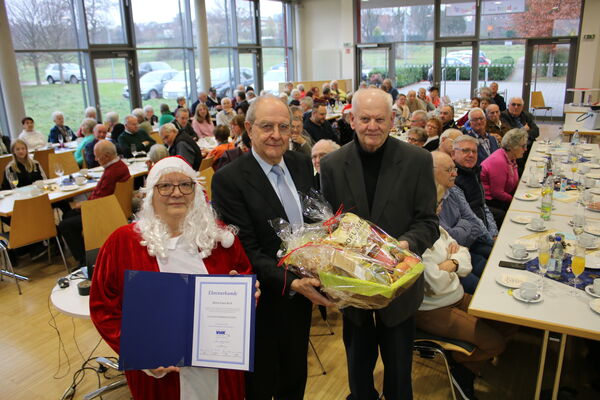 Für sein jahrzehntelanges Engagement im VdK erhielt Ernst Beck (Mitte) die goldene Verdienstnadel des Landesverbands von der kreisvorsitzenden Ursula Hutmacher und ihrem Vorgänger Willi Goppelsröder. Foto: Zachmann 