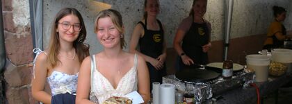 Entspannt den lauen Freitagabend genießen konnten zahlreiche Besucher bei der langen Sommernacht entlang der Hauptstraße in Wilferdingen. Foto: Zachmann  