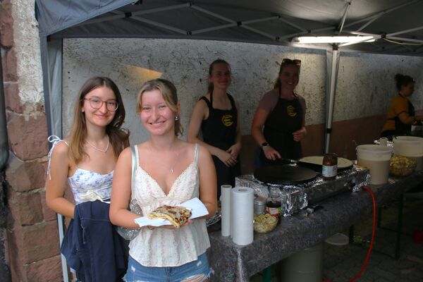 Entspannt den lauen Freitagabend genießen konnten zahlreiche Besucher bei der langen Sommernacht entlang der Hauptstraße in Wilferdingen. Foto: Zachmann  