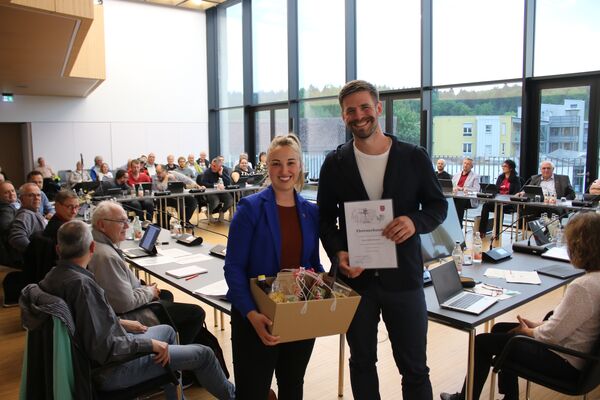 Aus beruflichen Gründen ziehen Matteo Kammerer (rechts) und seine Frau Irina vorübergehend nach Portugal – weshalb ihn der Gemeinderat und Bürgermeisterin Julia Wieland (links) aus dem Gremium verabschiedeten. Foto: Zachmann