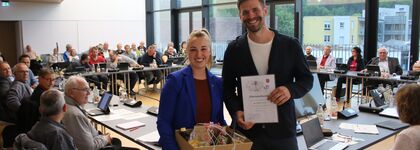 Aus beruflichen Gründen ziehen Matteo Kammerer (rechts) und seine Frau Irina vorübergehend nach Portugal – weshalb ihn der Gemeinderat und Bürgermeisterin Julia Wieland (links) aus dem Gremium verabschiedeten. Foto: Zachmann