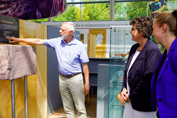 Dirk Vogeley zeigt Regierungspräsidentin Sylvia M. Felder und Bürgermeisterin Julia Wieland (r.) eine römische Inschriftentafel. © Gemeinde Remchingen; Alina Di Sannio