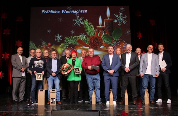 Langjährige und verdiente Mitglieder des FC Germania Singen ehrte der Ehrenvorsitzende Jürgen Wenz (links) im Rahmen der Weihnachtsfeier. Foto: Zachmann 