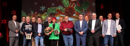 Langjährige und verdiente Mitglieder des FC Germania Singen ehrte der Ehrenvorsitzende Jürgen Wenz (links) im Rahmen der Weihnachtsfeier. Foto: Zachmann 