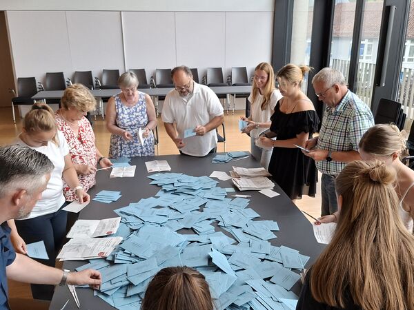 Zwei Drittel der Remchinger Stimmberechtigten stimmte gegen weitere Windkraftplanungen im Südosten der Gemeinde. Ein Drittel von ihnen nutzten die Briefwahl, die die Wahlhelfer im Rathaus auszählten. Foto: Zachmann