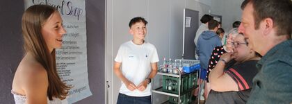 Wünsche und Anregungen für noch mehr Wohlfühlcharakter in der Gemeinde präsentierte der Remchinger Achterrat dem Gemeinderat – hier die beiden Achtklässler Johanna (von links) und Mika mit den Gemeinderäten Gabriele Ulrich, Justine Leonhardt und Sascha Rebmann. Foto: Zachmann 