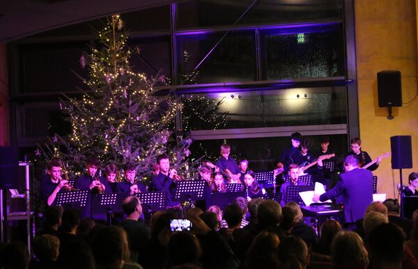 Mit schwungvollen Klängen auf Weihnachten eingestimmt hat die Bigband des Remchinger Gymnasiums. Foto: Zachmann 