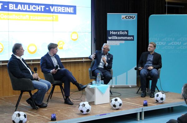 Auf Einladung des CDU-Landtagskandidaten Nico Gunzelmann (ab Zweiter von links) kam der baden-württembergische Innenminister Thomas Strobl mit dem Vorsitzenden des Turnvereins Nöttingen Christian Wallisch und dem DRK-Ortsvereinsvorsitzenden Dieter Farr (links) ins Gespräch über die Herausforderungen von Vereinen und Blaulichtorganisationen. Foto: Zachmann  