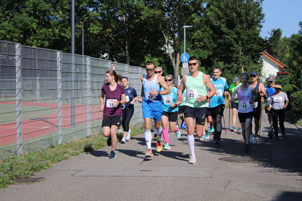 Kurz nach dem Hauptlauf gingen die Läuferinnen und Läufer für den Fünf-Kilometer-Lauf und das Nordic Walking an den Start. Foto: Zachmann  
