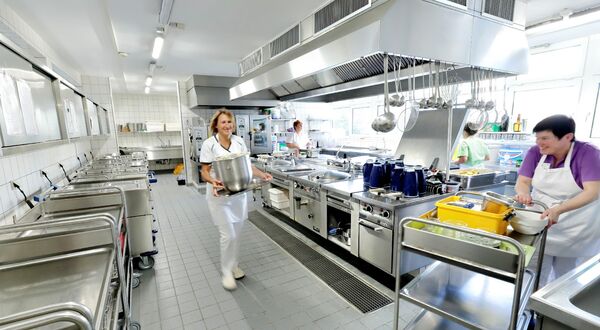 In die Jahre gekommen ist nach 34 Betriebsjahren die Großküche im Remchinger Altenpflegeheim – eine Sanierung soll schätzungsweise 250.000 Euro sowie 45.000 Euro für eine Interimslösung in Containern während des Umbaus kosten. Foto: Altenpflegeheim Remchingen   