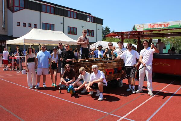 Mitten auf dem Sportplatz feierte der Nöttinger Turnverein sein Maifest. Foto: Zachmann