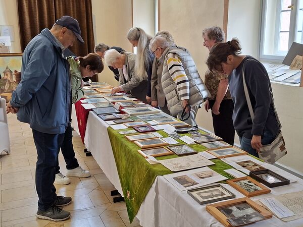 Erinnerungen an Hochzeiten anno dazumal brachte Helene Schwarz (Zweite von rechts) zum Tag des offenen Denkmals in die Alte Kirche Wilferdingen. Foto: Zachmann