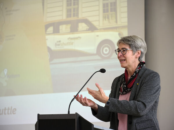 StS Elke Zimmer präsentiert die neue Landesmarke. Foto: bwegt