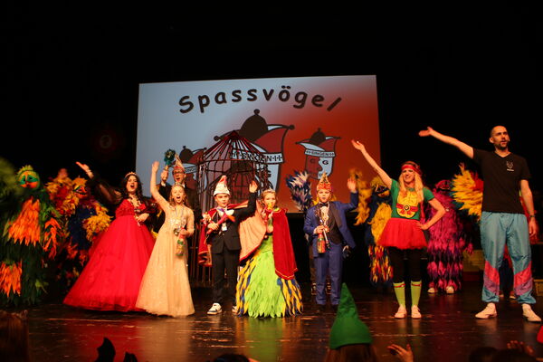 Dem neuen Remchinger Kinderprinzenpaar Emma I. Kirchgäßner und Lionel I. Speck (Mitte) gratulierte das das Bilfinger Kinderprinzenpaar Lena II. Beihofer und Simon I. Stümpfig (links und rechts daneben) und das Remchinger Prinzenpaar Elisha I. Yigit und Fabian I. Müller (links dahinter). Foto: Zachmann 