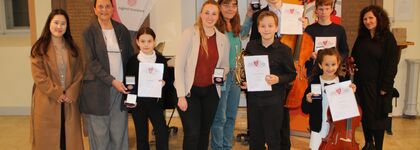 Stolze Preisträger: Lehrerin JiHun Hong (von links), Musikschulvorsitzende Barbara Casper, Dana Wert, Bürgermeisterin Julia Wieland, Musikschulleiterin Iris Finkbeiner, Laurens Kneiding, Daniel Günzel, Demian Kneiding, Lilia Karim und Lehrerin Gabriela Bradley. Foto: Zachmann 