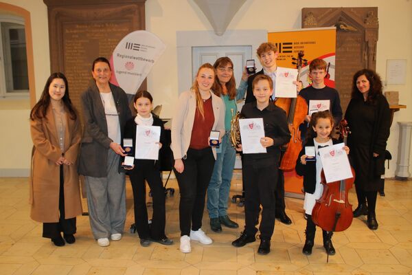Stolze Preisträger: Lehrerin JiHun Hong (von links), Musikschulvorsitzende Barbara Casper, Dana Wert, Bürgermeisterin Julia Wieland, Musikschulleiterin Iris Finkbeiner, Laurens Kneiding, Daniel Günzel, Demian Kneiding, Lilia Karim und Lehrerin Gabriela Bradley. Foto: Zachmann 