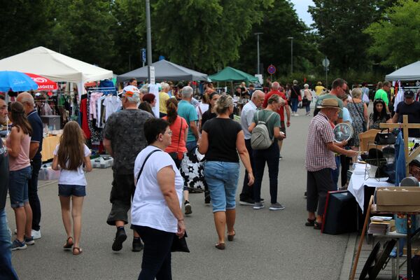 Gruschtelmarkt 2024: Viele Menschen auf dem Marktplatz