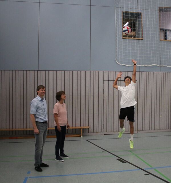 Zusammen mit seinem Sportlehrer Harald Menzel und Schulleiterin Sandra Brenner freut sich Ben Winter über den landesweiten Sportpreis – und zahlreiche weitere, die der Abiturient am Gymnasium Remchingen erhalten hat. Foto: Zachmann