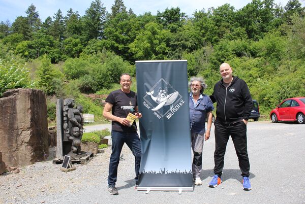Auf das Open Air im Wilferdinger Steinbruch freuen sich Initiator Siegfried Guigas (von links), Bernd Dennig vom Steinbruch und Markus Bodemer vom Organisationsteam. Foto: Zachmann 