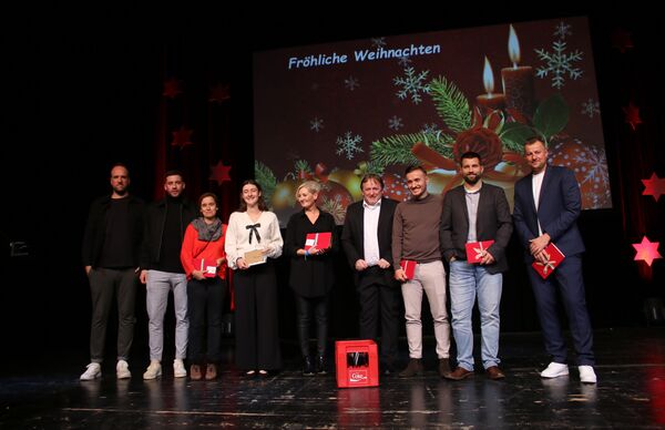 Im Namen der ersten und zweiten Mannschaft bedankten sich Marcel Wild (Zweiter von links) und Manuel Pföhler (links) bei zahlreichenden helfenden Händen rund um den Spielbetrieb. Foto: Zachmann 