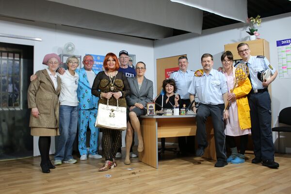 Ordentlich Staub aufgewirbelt hatte die Remchinger Ranntalbühn um Karin Rapp (von links), Regisseurin Bärbel Schütz, Martin Baret, Dorothea Weberpold, Wolfgang Wagner, Ute Melcher, Monika Leitner, Nico Werner, Bernd Farr, Monika Faass und Marc Vollmar in dem sonst ruhigen „Polizeiposten 007“. Archivfoto: Zachmann