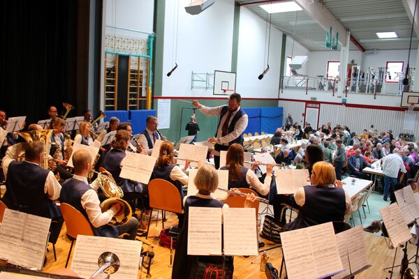 Für zünftige Stimmung beim Frühschoppen des TV Nöttingen sorgte der Remchinger Musikverein, dirigiert vom Vorsitzenden Bastian Fuchs. Foto: Zachmann 