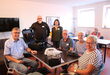 Zur Eröffnung des Remchinger Repair-Cafés begrüßten Hermann Dibos (von links), Martin Dau, Amelie-Sophie Müller und Andreas Heimberg Rosemarie Ebel und Gisela Hoch als erste Kundinnen. Foto: Zachmann 