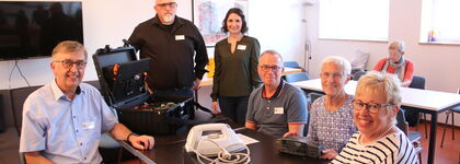 Zur Eröffnung des Remchinger Repair-Cafés begrüßten Hermann Dibos (von links), Martin Dau, Amelie-Sophie Müller und Andreas Heimberg Rosemarie Ebel und Gisela Hoch als erste Kundinnen. Foto: Zachmann 