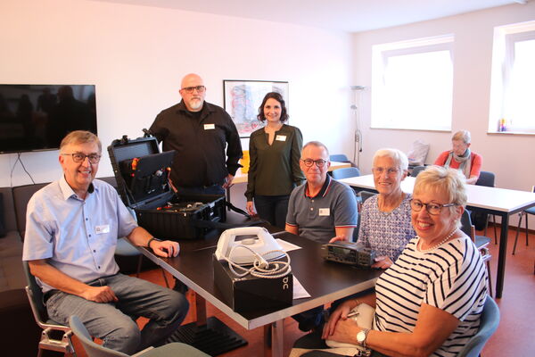 Zur Eröffnung des Remchinger Repair-Cafés begrüßten Hermann Dibos (von links), Martin Dau, Amelie-Sophie Müller und Andreas Heimberg Rosemarie Ebel und Gisela Hoch als erste Kundinnen. Foto: Zachmann 