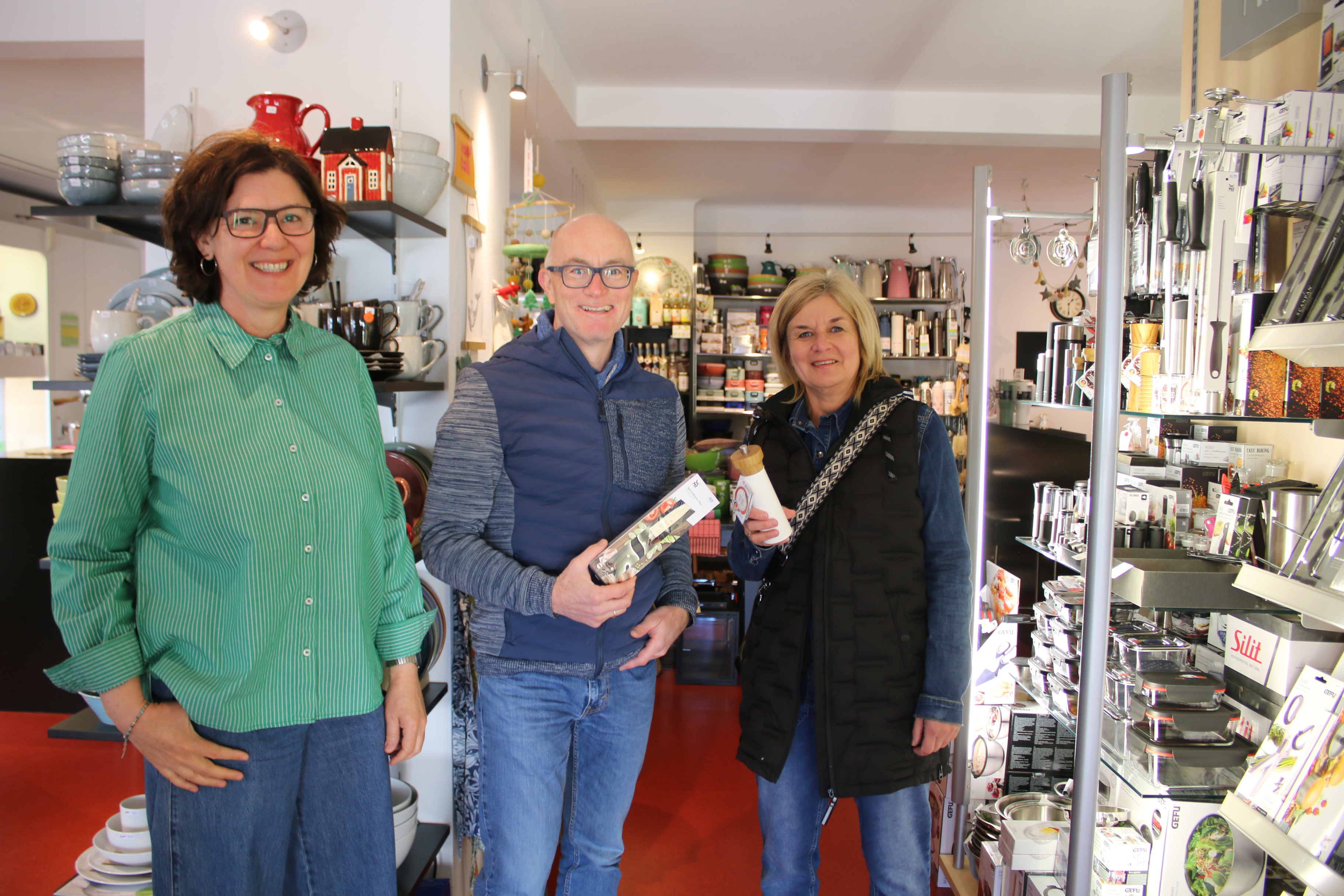 Nach den neusten Haushaltstrends hielten Heike (von rechts) und Leander Bolz in Bärbel Schäfers Geschäft Ausschau. Foto: Zachmann
